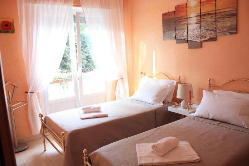 Apartment At Colosseo With Terrace Overlooking The Garden By Lyon Roma Exterior foto